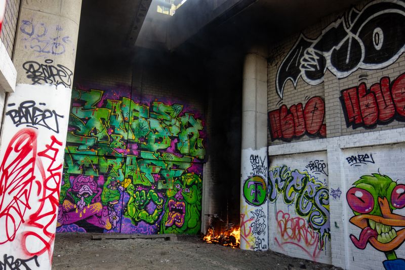 Rookontwikkeling over treinspoor door brandende scooter Rotterdam